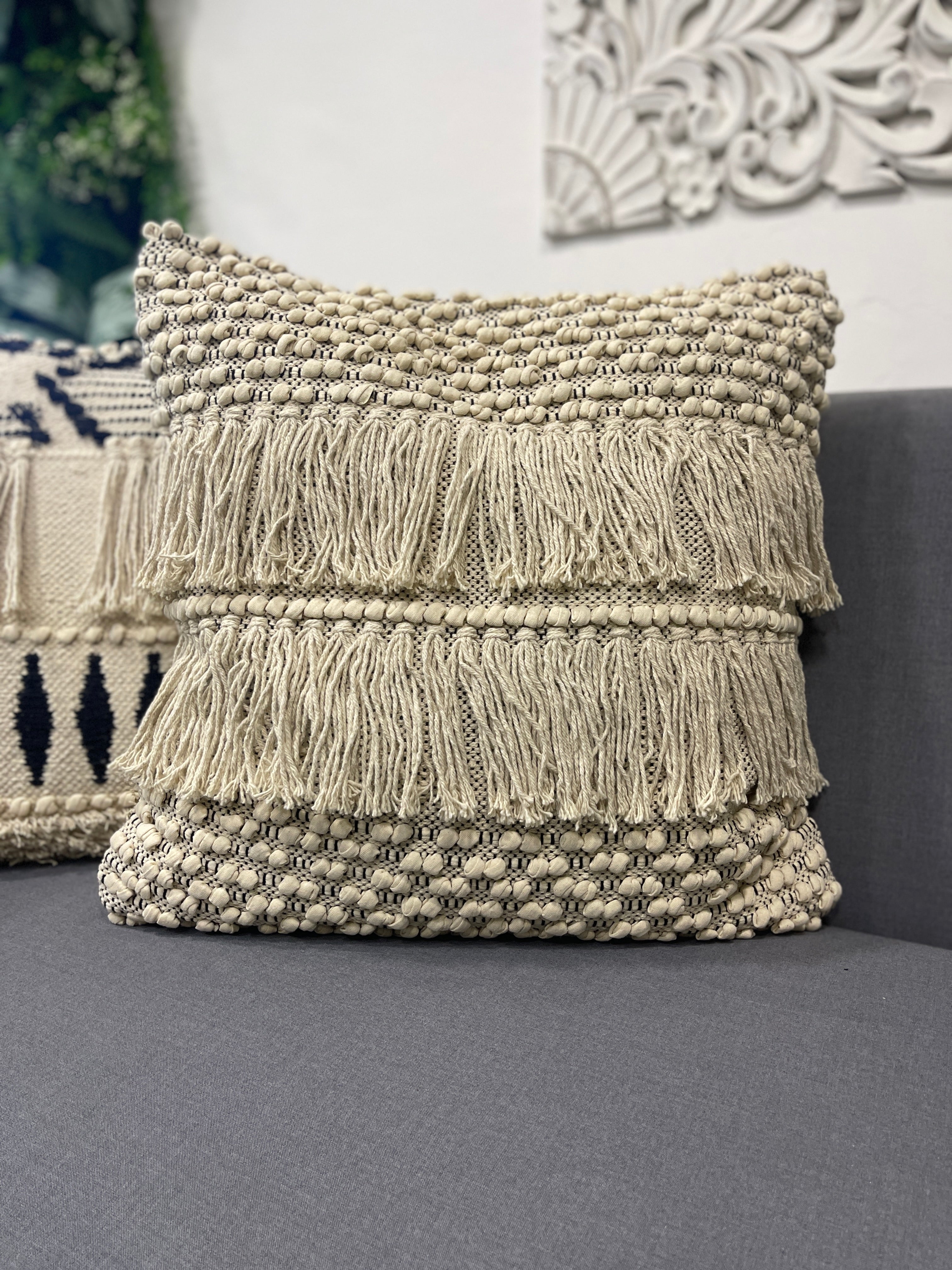 Cojín Macramé Beige Negro Flecos