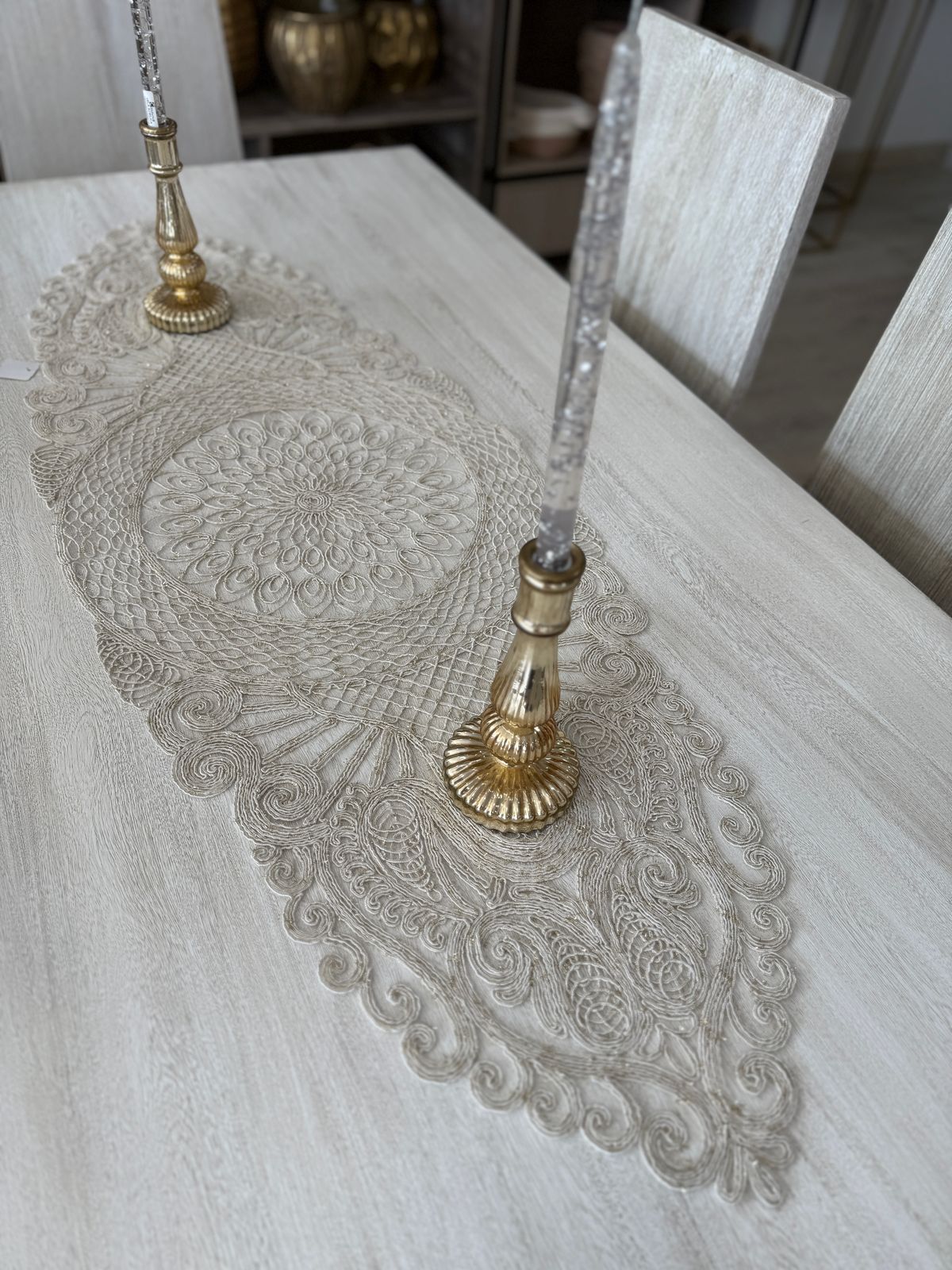 Camino de Mesa Corto Petalos Beige