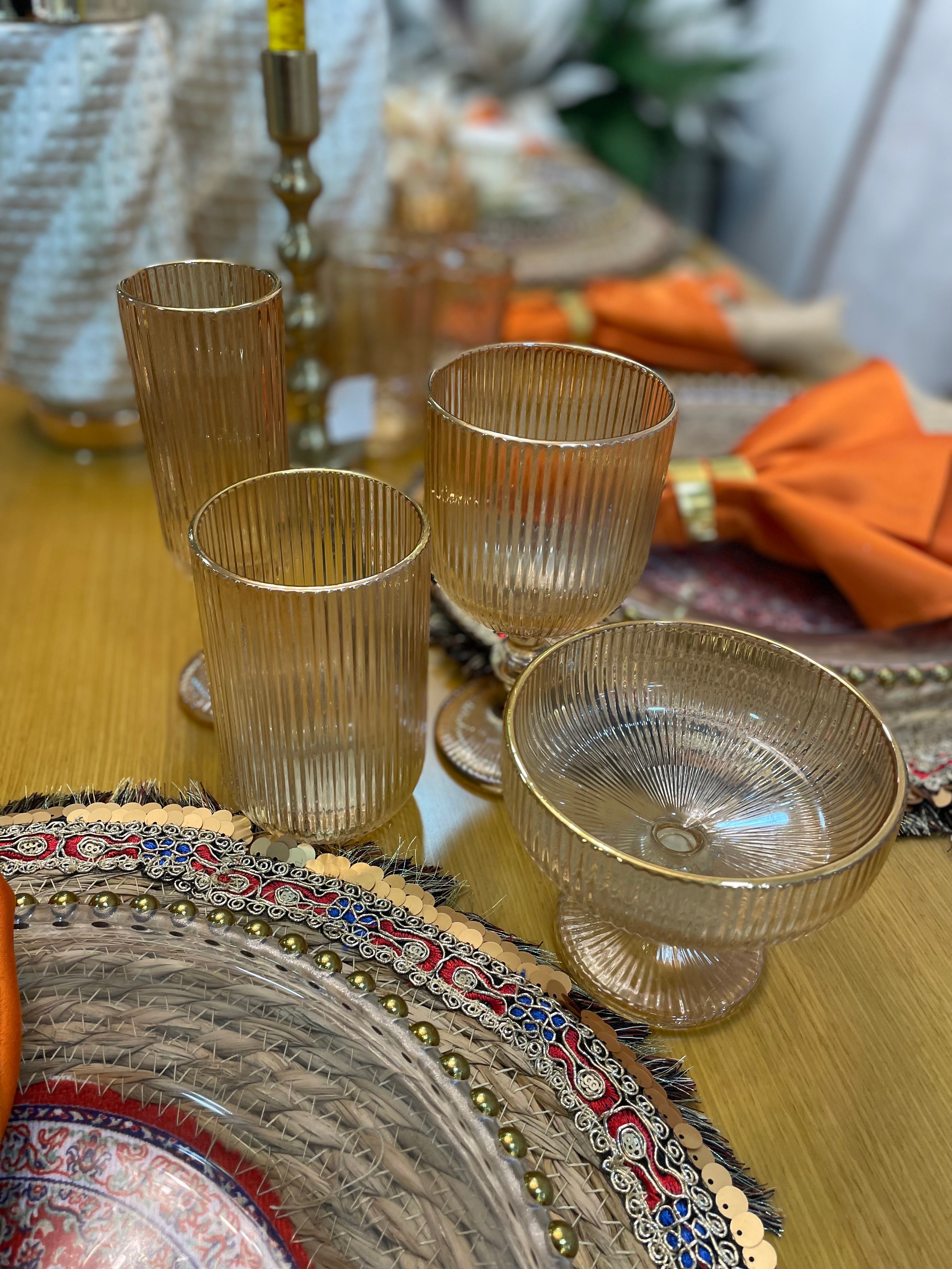 Juego de vasos y copas acanalado dorado