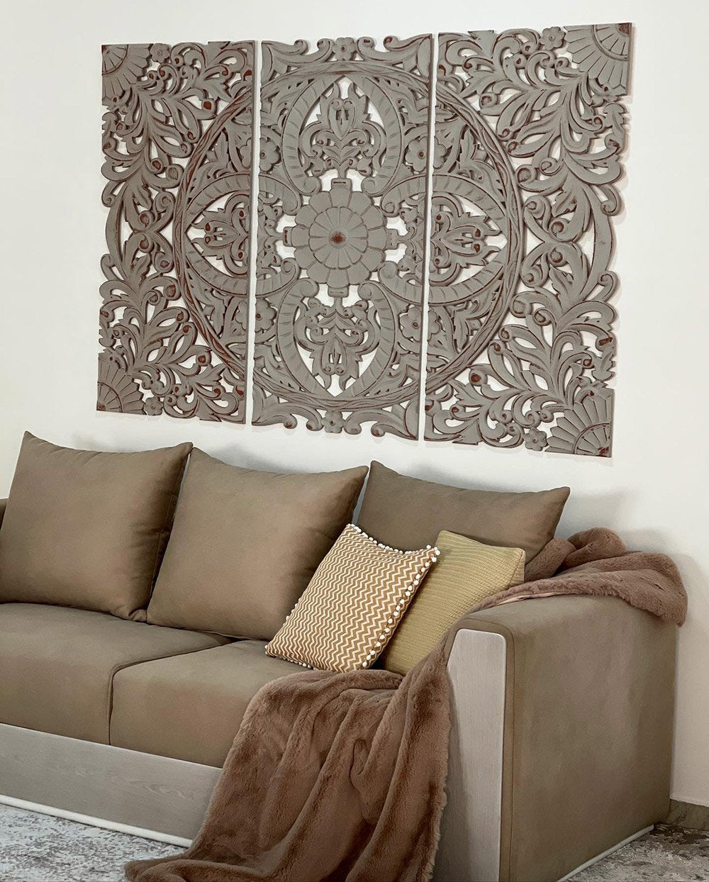 Mandala tríptico girasol borde irregular gris rojo